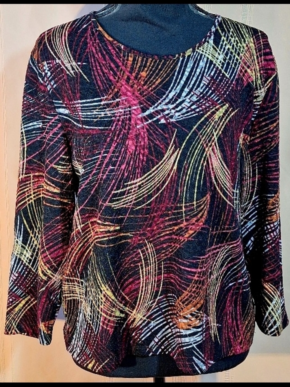 ALLISON DALEY Long-Sleeve Patterned Top in Black with Multi-Color Swirl Pattern
